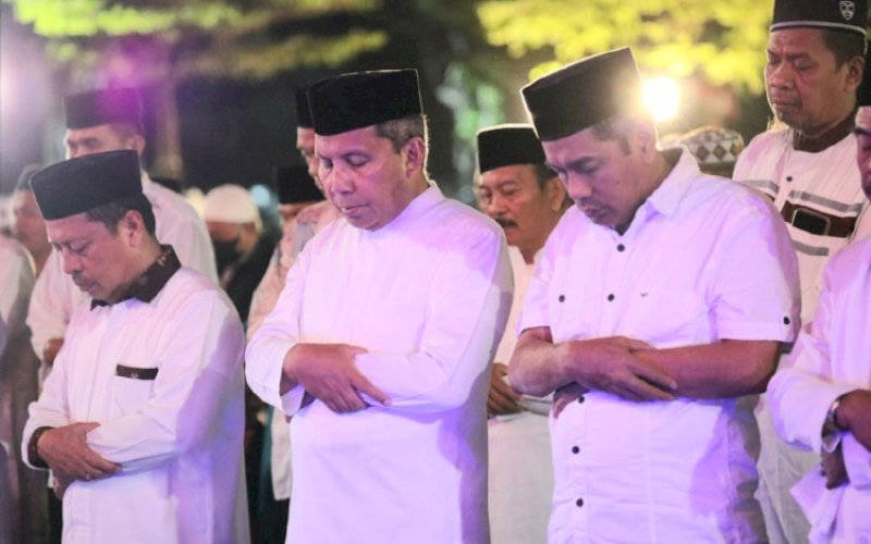 SALAT SUBUH. Wali Kota Makassar, Moh Ramdhan Pomanto (tengah), bersama ribuan jemaah menunaikan Salat Subuh berjemaah di Anjungan City of Makassar, Anjungan Pantai Losari Makassar, Kamis (30/3/2023). foto: istimewa