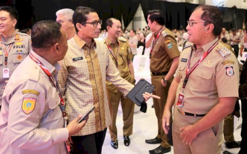 RAKORNAS. Wali Kota Makassar Moh Ramdhan Pomanto berbincang santai dengan Menteri Pariwisata dan Ekonomi Kreatif Sandiaga Salahuddin Uno di sela-sela Rakornas Penanggulangan Bencana 2023 di Jakarta International Expo, Kamis (2/3/2023). foto: istimewa