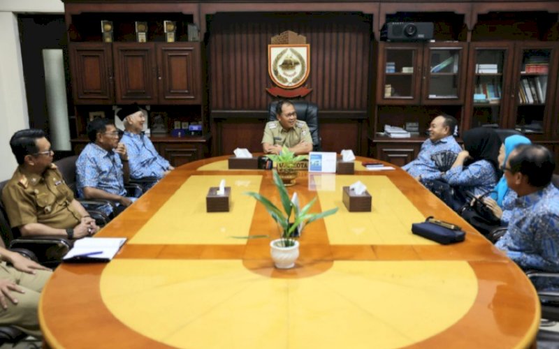AUDIENSI. Wali Kota Makassar Moh Ramdhan Pomanto menerima audiensi Ketua DPP Apindo Sulsel Subardi bersama rombongan di Kantor Balaikota, Jl Ahmad Yani, Kota Makassar, Senin (27/3/2023). foto: istimewa