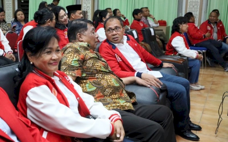 BINCANG. Bupati Tana Toraja Theofilus Allolerung berbincang dengan Ketua IKA Unhas Wilayah Sulsel Moh Ramdhan Pomanto di sela-sela Pelantikan Pengurus IKA Unhas Kabupaten Tana Toraja di Aula Dinas Pendidikan Tana Toraja, Rabu (15/3/2023). foto: istimewa