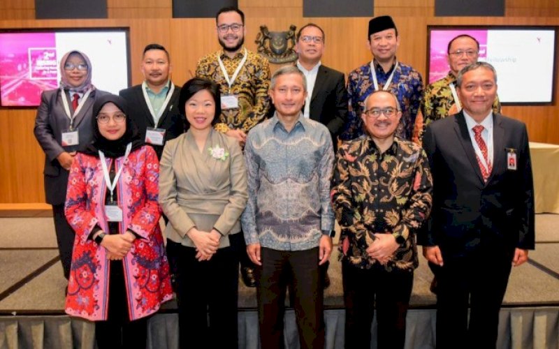 FOTO BERSAMA. Menteri Luar Negeri (Menlu) Singapura, Vivian Balakrishnan (tengah depan), foto bersama peserta Program 2nd Rising Fellowship di Kantor Kementerian Luar Negeri Singapura, Jumat (10/3/2023). Hadir salah satunya Wali Kota Makassar, Moh Ramdhan Pomanto. foto: istimewa