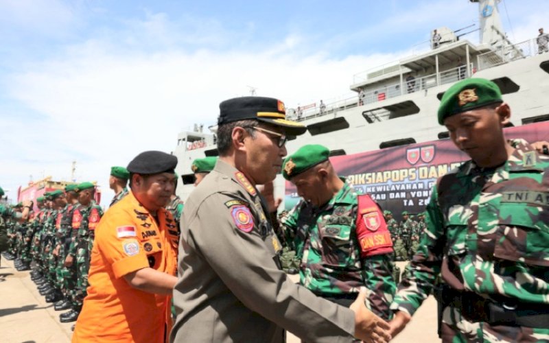 PELEPASAN. Wali Kota Makassar Moh Ramdhan Pomanto mendampingi Panglima TNI Laksamana Yudo Margono melepas keberangkatan Satgas Pamtas RI-PNG Kewilayahan Provinsi Papua dan Papua Barat Yonif 721/Makassau dan Yonif 623/Bhakti Wira Utama di Makassar, Jumat (31/3/2023). foto: istimewa