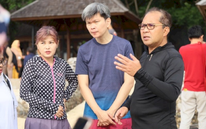 WISATA PULAU. Wali Kota Makassar Moh Ramdhan Pomanto mengajak Tim dari Singapore Cooperation Enterprise (SCE) menghabiskan akhir pekan di Pulau Samalona, Sabtu (4/3/2023). foto: istimewa