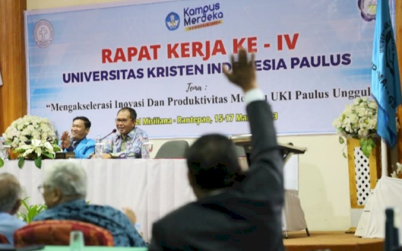 SHARING. Wali Kota Makassar, Moh Ramdhan Pomanto, menjadi narasumber utama pada Raker UKI Paulus di Hotel Misiliana, Kecamatan Rantepao, Kabupaten Toraja Utara, Kamis (15/3/2023). foto: istimewa