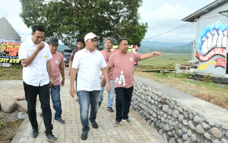 GRAND OPENING. Wali Kota Makassar, Moh Ramdhan Pomanto, disambut Farouk M Betta saat menghadiri grand opening peternakan ayam modern 'Mappaseling Farm' di Desa Moncongloe, Kecamatan Manuju, Kabupaten Gowa, Rabu (22/3/2023). foto: istimewa