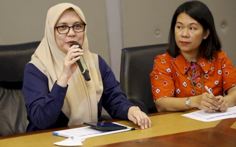 BERI KETERANGAN. Regional Head 4 Pelindo Enriany Muis (kiri) didampingi Division Head Operasi Pelindo Regional 4 Yusida M Palesang saat memberikan keterangan 'Kesiapan Pelindo Regional 4 Hadapi Mudik Lebaran Tahun 2023 M/1444 H' di kantornya, Jumat (31/3/2023). foto: istimewa