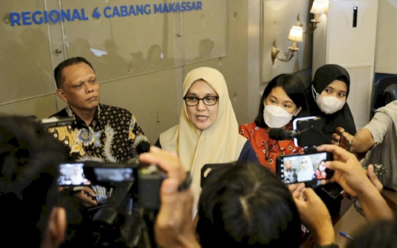 BERI KETERANGAN. Regional Head 4 Pelindo Enriany Muis (kiri) didampingi Division Head Operasi Pelindo Regional 4 Yusida M Palesang dan General Manager Pelindo Regional 4 Makassar Suhadi Hamid saat memberikan keterangan 'Kesiapan Pelindo Regional 4 Hadapi Mudik Lebaran Tahun 2023 M/1444 H' di kantornya, Jumat (31/3/2023). foto: istimewa