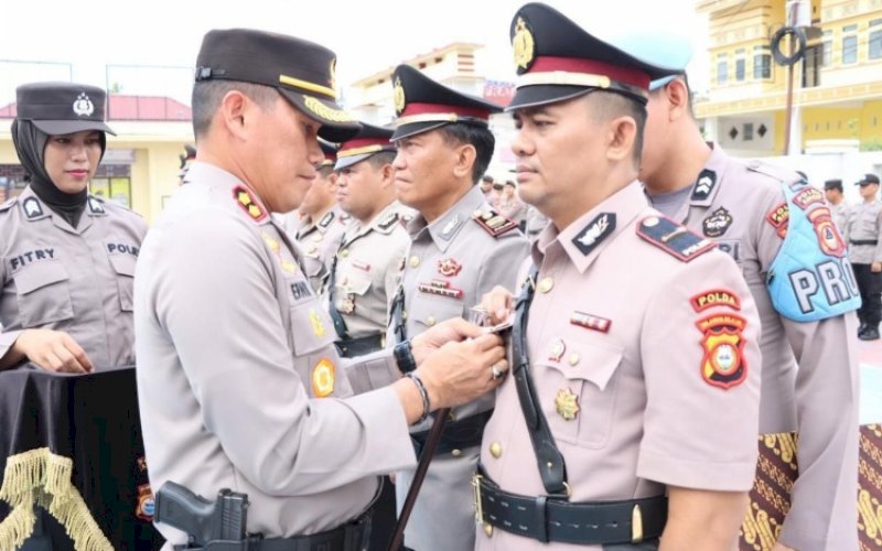 SERTIJAB. Kapolres Sidrap, AKBP Erwin Syah, memimpin upacara Serah Terima Jabatan (Sertijab) Kabag Log, Kabag Ren, Kasat Lantas, Kasat Reskrim, dan Kapolsek Pitu Riase di Halaman Apel Mapolres Sidrap, Jumat (17/3/2023). foto: istimewa
