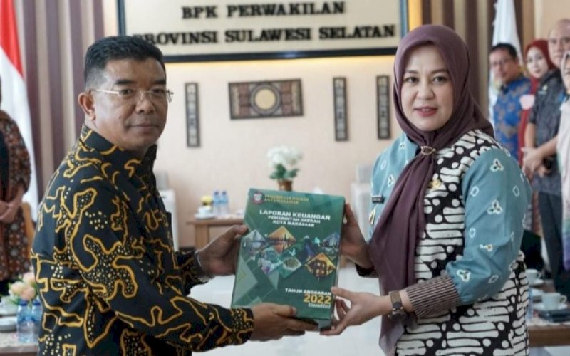 PENYERAHAN. Wakil Wali Kota Makassar Fatmawati Rusdi menyerahkan langsung LKPD Tahun Anggaran 2022 kepada lKepala Perwakilan BPK RI Provinsi Sulsel Amin Adab Bangun di Kantor BPK Perwakilan Sulsel, Jumat (10/3/2023). foto: istimewa