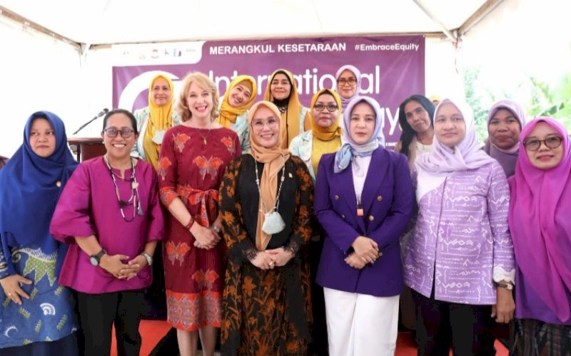 IWD. Wakil Wali Kota Makassar, Fatmawati Rusdi membuka resmi peringatan Hari Perempuan Internasional atau International Women's Day (IWD) 2023 di Lorong Sidney, Kecamatan Panakukkang, Kota Makassar, Kamis (9/3/2023). foto: istimewa