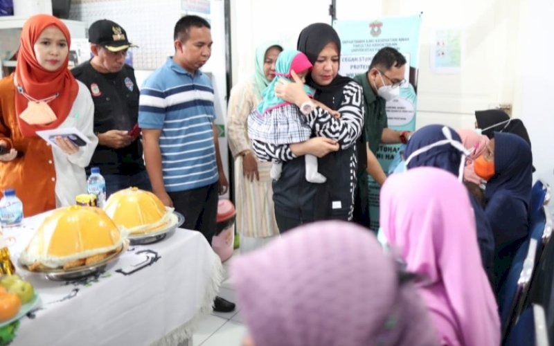 GEREBEK STUNTING. Wakil Wali Kota Makassar Fatmawati Rusdi didampingi Lurah Maccini Gusung Muhammad Aris, saat melaksanakan program Gerebek Stunting dengan mengunjungi dua Puskesmas di Kota Makassar, Sabtu (4/3/2023). foto: istimewa