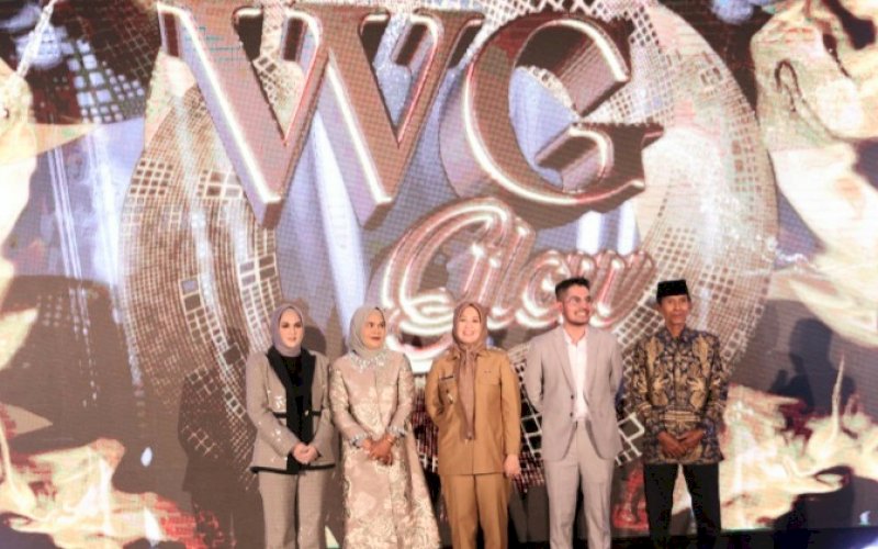 LAUNCHING. Wakil Wali Kota Makassar, Fatmawati Rusdi, melaunching produk terbaru Wawan Glow Bersinar, Senin (13/3/2023). foto: istimewa