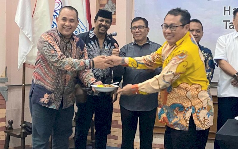 HUT SMSI. Ketua Umum SMSI Pusat, Firdaus (kanan), pada acara resepsi HUT SMSI Ke-6 di sela-sela Rakernas SMSI 2023 di Hall Dewan Pers, Jakarta, Selasa (7/3/2023) malam. foto: istimewa