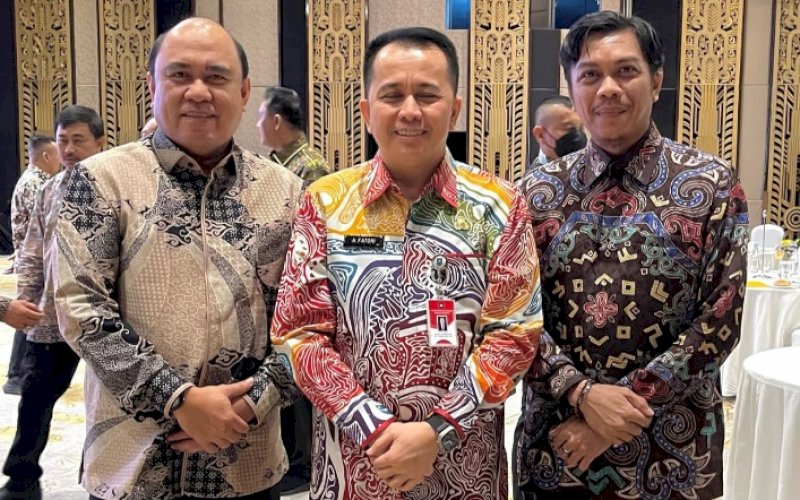 RAKORNAS. Kepala Bapenda Kota Makassar Firman Hamid Pagarra (kanan) dan Asisten III Kota Makassar Muh Mario Said (kiri) bersama Dirjen Bina Keuangan Daerah Kemendagri RI A Fatoni, saat menghadiri Rakornas Pendapatan Daerah se-Indonesia 2023 yang diselenggarakan di The Stones Hotel, Kuta, Bali, Jumat (3/3/2023). foto: istimema