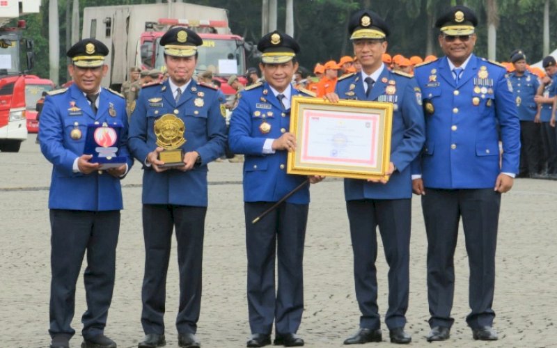 PENGHARGAAN. Wali Kota Makassar Moh Ramdhan Pomanto diwakili Kepala Dinas Damkar Kota Makassar Hasanuddin (kiri) meraih penghargaan Kepala Daerah Terfavorit yang Peduli Terhadap Upaya Pencegahan dan Penyelamatan Kebakaran yang diserahkan langsung Menteri Dalam Negeri Tito Karnavian (tengah) pada Hari Ulang Tahun (HUT) Pemadam Kebakaran (Damkar) Ke-104 tahun 2023 di Jakarta, Rabu (1/3/2023). foto: istimewa