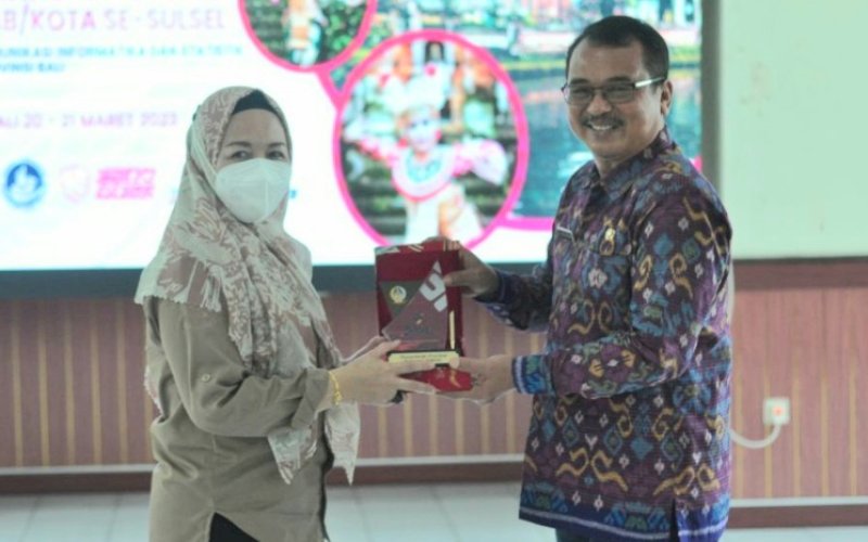 PENYERAYAN. Staf Ahli Bidang Pembangunan Manusia dan Kebudayaan Diskominfo-SP Provinsi Bali I Made Sudarsana menyerahkan cendera mata saat menerima Kepala Diskominfo-SP Provinsi Sulsel Sukarniaty Kondolele bersama rombongan di Denpasar, Bali, belum lama ini. foto: istimewa