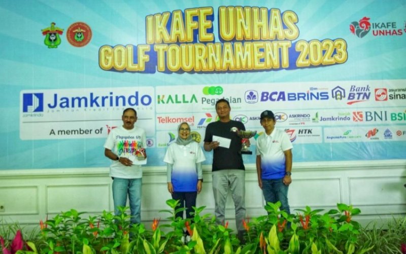 JUARA. Sejumlah pemenang ajang IKAFE Unhas Golf Tournament 2023. foto: istimewa