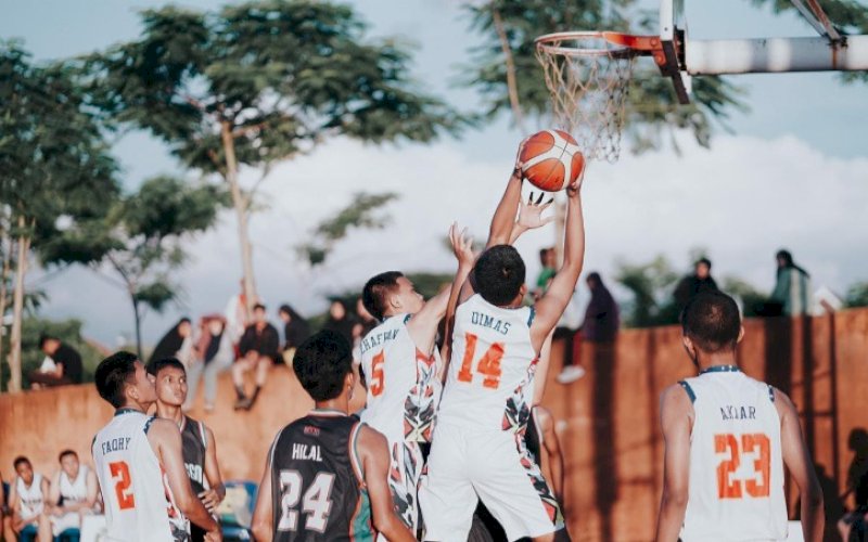 KEJUARAAN BASKET. IM Basketball Competition sukses menyelenggarakan kejuaraan tingkat pelajar di lapangan basket RTH Syech Yusuf, Kabupaten Gowa, 10-19 Marat 2023. foto: istimewa