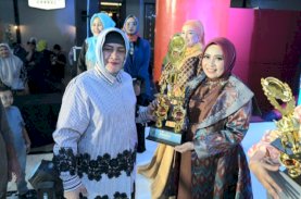 Indira Serahkan Penghargaan Pemenang Fashion Show Festival UMKM Lorong Wisata