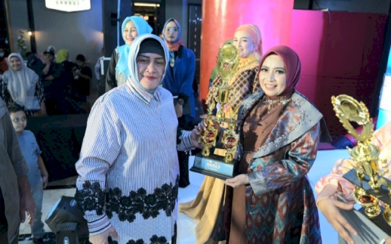 PENGHARGAAN. Ketua TP PKK Kota Makassar, Indira Jusuf Ismail, hadir dan menyerahkan penghargaan kepada sejumlah pemenang lomba Fashion Show Festival UMKM Lorong Wisata di Mall Phinisi Point (PIPO) Makassar, Sabtu (18/3/2023). foto: istimewa