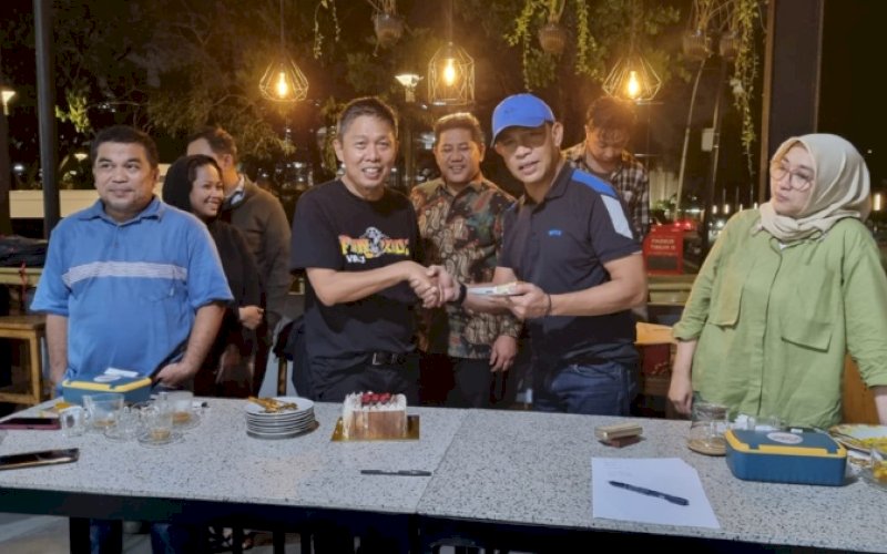 PERSIAPAN. Indra Noor Saleh (tengah) dan jajaran Organizing Committee IKAFE Golf Tournament 2023. Ajang ini akan diadakan di Riverside Golf Club Cimanggis, Bogor, Jawa Barat, Minggu (12/3/2023) mendatang. foto: istimewa