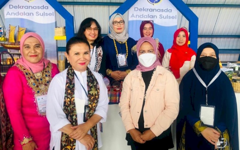 KUNJUNGAN. Ibu Negara Iriana Joko Widodo didampingi Ketua TP PKK Sulsel Naoemi Octarina sekaligus Ketua Dekranasda Sulsel saat meninjau stan pameran Dekranasda Andalan Sulsel berupa sejumlah UMKM di Stasiun Kereta Api Rammang-rammang, Maros, Rabu (29/3/2023). foto: istimewa