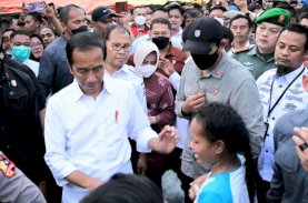 Indira Ikut Blusukan Jokowi di Pasar Terong Makassar