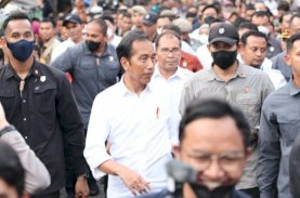 Jokowi-Danny Pomanto Blusukan Ramadan di Pasar Terong Makassar