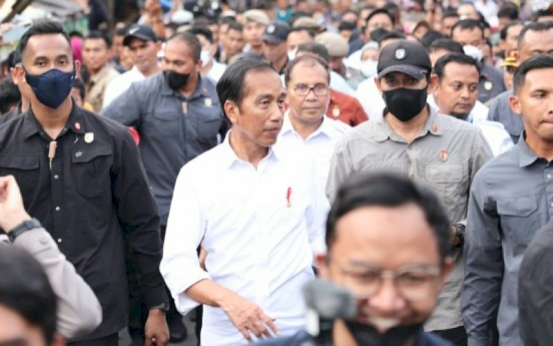 BLUSUKAN. Presiden RI Joko Widodo didampingi Wali Kota Makassar Moh Ramdhan Pomanto blusukan di Pasar Terong, Makassar, Rabu (29/3/2023). foto: istimewa