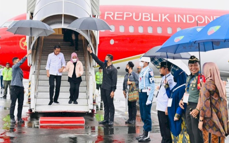 KUNJUNGAN. Presiden Joko Widodo dan Ibu Iriana Joko Widodo tiba di Pangkalan TNI AU Sultan Hasanuddin, Kabupaten Maros, Provinsi Sulsel, sekitar pukul 10.50 WITA, Rabu (29/3/2023). foto: istimewa
