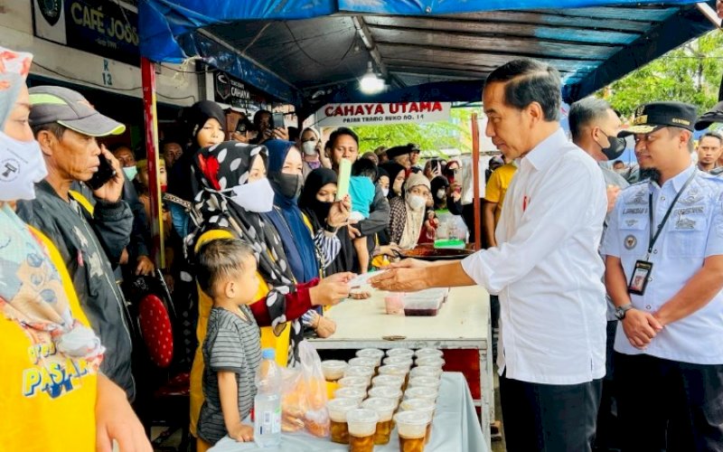 BELANJA. Presiden RI Joko Widodo (Jokowi) belanja paganan puasa saat meninjau Pasar Tradisional Modern (Tramo) Butta Salewangang di Maros, Rabu (29/3/2023). foto: istimewa