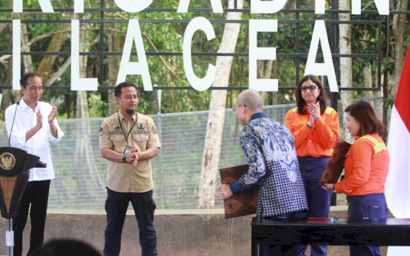 KERJA SAMA. Presiden RI Joko Widodo menjadi saksi pemandatanganan kerja sama PT Vale Indonesia Tbk (PT Vale) dan Zhejiang Huayou Cobalt Co (Huayou) Tiongkok dengan produsen mobil global Ford Motor Co (Ford) di Sorowako, Luwu Timur, Kamis (30/3/2023). foto: istimewa