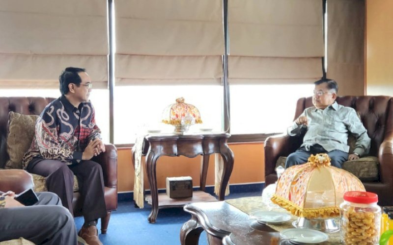 SILATURAHMI. Rektor Unhas Prof Jamaluddin Jompa (kiri) melakukan pertemuan silaturahmi dengan Wakil Presiden (Wapres) RI ke-10 dan 12 M Jusuf Kalla (JK), belum lama ini. foto: istimewa