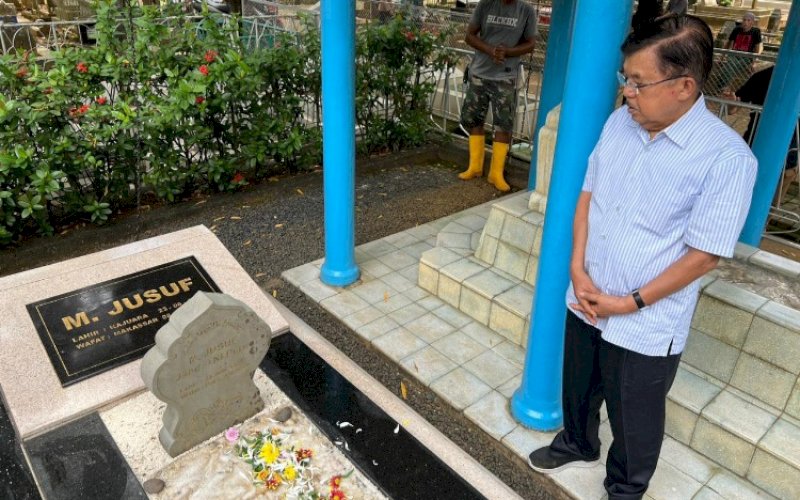 ZIARAH. Wapres RI ke-10 dan 12 M Jusuf Kalla (JK) berziarah ke makam Jendral M Jusuf di Pemakaman Panaikang, Makassar, Sabtu (18/3/2023). foto: istimewa