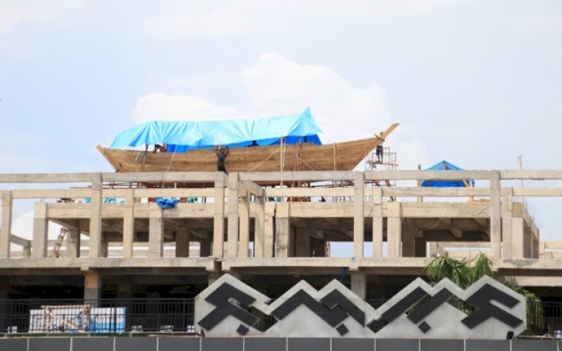KAPAL PINISI. Mulai nampak Kapal Pinisi di lantai atas Gedung Satu Atap (Satap) Kabupaten Bululumba. foto: istimewa