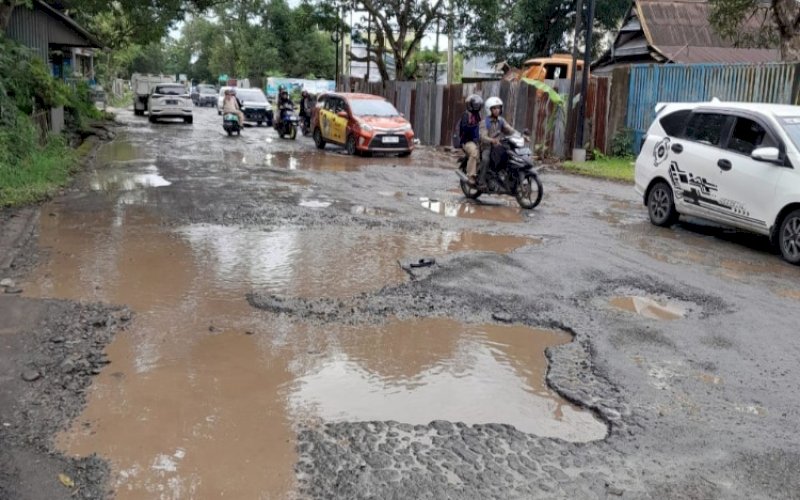 RUSAK PARAH. Kondisi ruas Jalan Pattallassang di Kabupaten Gowa mengalami kerusakan parah. Pemprov Sulsel melalui Dinas PUTR segera melakukan penanganan. foto: istimewa