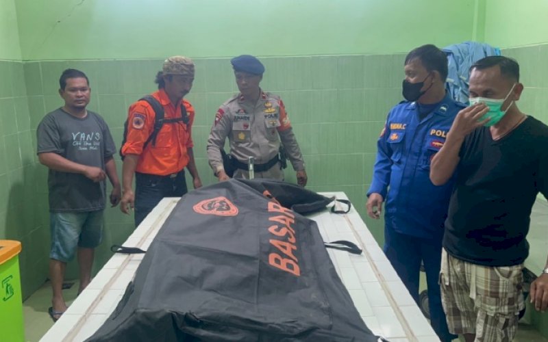 DITEMUKAN. Jasad Husair Bakri (40), pengemudi mobil dinas Kementerian Ketenagakerjaan Kota Makassar, yang terperosok ke muara Sungai Tangka, Kabupaten Sinjai, membuahkan hasil, Minggu (26/3/2023). foto: istimewa