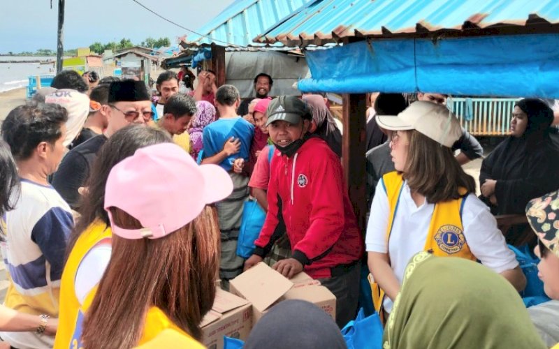 BAKSOS. Lions Club Sipakatau Makassar mengadakan Bakti Sosial (Baksos) Amaliah Ramadan di Pantai Biru, Tanjung Bunga, Kota Makassar, Sabtu (25/3/2023). foto: istimewa