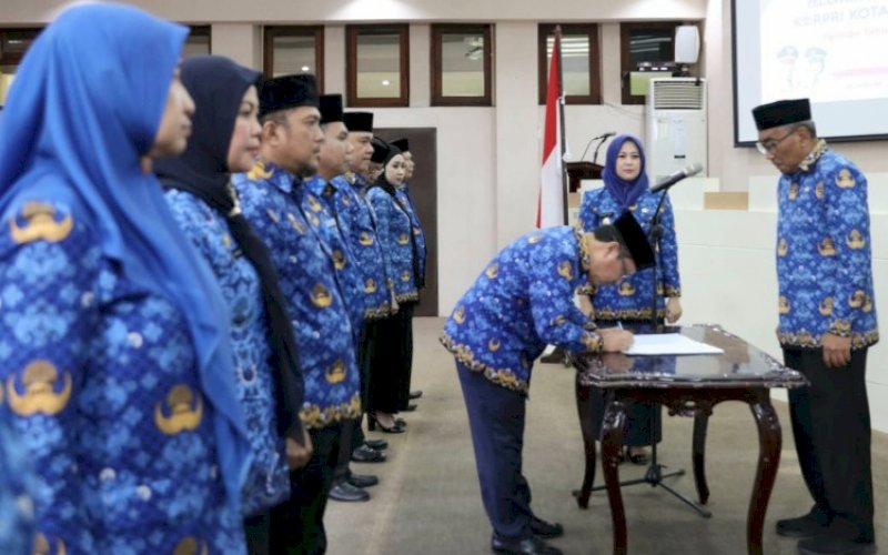 PELANTIKAN. Sekretaris Korpri Provinsi Sulsel Imran Jausy disaksikan Wakil Wali Kota Makassar Fatmawati Rusdi melantik Sekda Kota Makassar Muh Ansar sebagai Ketua Korpri Kota Makassar dengan masa bakti 2022-2027 di Ruang Sipakatau, Balai Kota Makassar, Jumat (31/3/2023). foto: istimewa