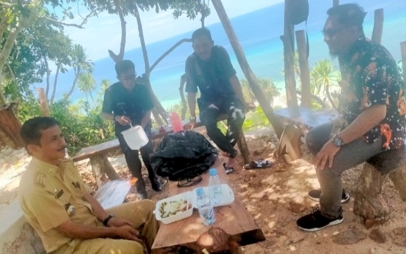 DESA WISATA. Kepala Dinas Pariwisata Pemuda dan Olahraga Kabupaten Bulukumba, Muhammad Daud Kahal, berdiskusi dengan sejumlah tokoh masyarakat. Desa Wisata Lembanna, Kecamatan Bontobahari, Kabupaten Bulukumba berhasil masuk dalam 500 besar Anugerah Desa Wisata Indonesia (ADWI) 2023. foto: istimewa