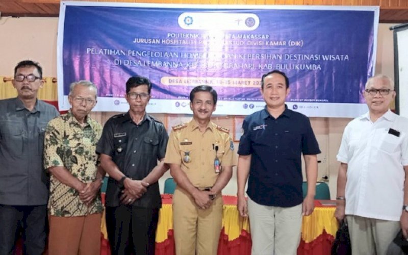 ADWI. Kepala Dinas Pariwisata Pemuda dan Olahraga Kabupaten Bulukumba, Muhammad Daud Kahal (ketiga kanan), bersama stakeholder mempersiapkan Desa Lembanna, Kecamatan Bontobahari, Kabupaten Bulukumba meraih hasil maksimal pada ADWI 2023. foto: istimewa
