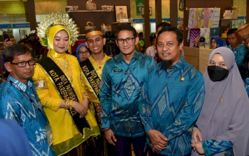 INACRAFT. Ketua Dekranasda Provinsi Sulsel Naoemi Octarina dan Gubernur Sulsel Andi Sudirman Sulaiman menampingi&nbsp; Pariwisata dan Ekonomi Kreatif Sandiaga Salahuddin Uno meninjau stan Sulsel pada Inacraft 2023 di Jakarta Convention Center, Rabu (1/3/2023). foto: istimewa