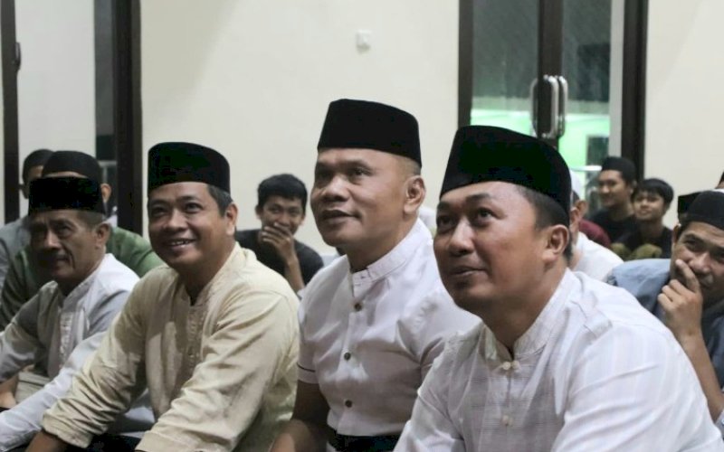 SAFARI RAMADAN. Danyon C Pelopor Sat Brimob Polda Sulsel, Kompol Nur Ichsan (kedua kanan), ikut rombongan Safari Ramadan Pemkab Bone di ke Kelurahan Padaelo, Kecamatan Mare, Kabupaten Bone, Senin (27/3/2023). foto: istimewa