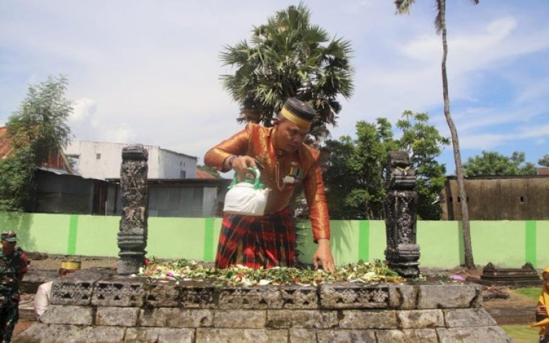ZIARAH MAKAM. Danyon C Pelopor Satuan Brimob Polda Sulsel, Kompol Nur Ichsan, mengikuti kegiatan ziarah ke Makam Raja Bone XI La Tenriruwa Sultan Adam di Kabupaten Bantaeng dan Makam Raja Bone IX Lapattawe di Kabupaten Bulukumba, Sabtu (18/3/2023). foto: istimewa