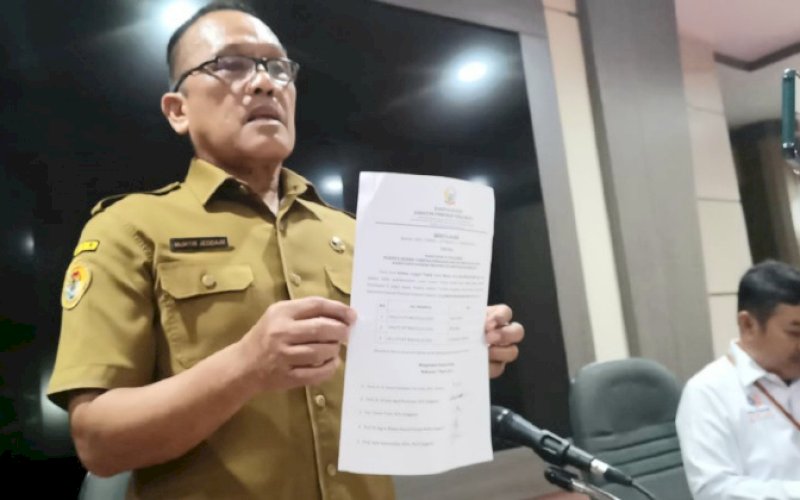 PENGUMUMAN. Ketua Panitia Seleksi Lelang Jabatan Sekda Provinsi Sulsel, Profesor Murtir Jeddawi, mengumumkan nama tiga besar di ruang Command Center Kantor Gubernur Sulsel, Senin (13/3/2023). foto: istimewa