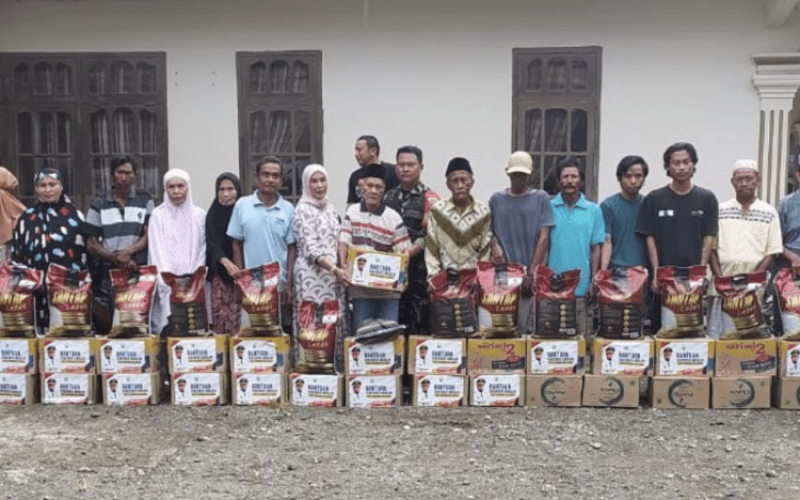 BANTUAN. Pemprov Sulsel menyalurkan bantuan logistik untuk korban terdampak bencana alam angin puting beliung di Kabupaten Bone. foto: istimewa