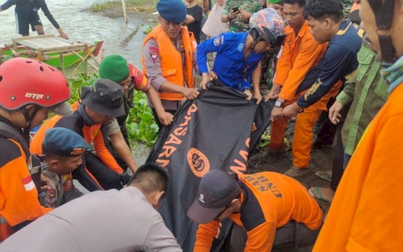 EVAKUASI. Tim SAR gabungan mengevakuasi korban tenggelam atas nama Andi Baso Faidul (23) dari Sungai Walanae, Kabupaten Wajo, Jumat (31/3/2023). foto: istimewa