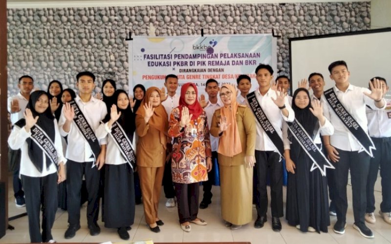 PENGUKUHAN. Kepala Perwakilan BKKBN Provinsi Sulsel, Andi Ritamariani, saat pengukuhan Duta Generasi Berencana (Genre) Tingkat Desa dan Kelurahan se-Kabupaten Bulukumba di Rumah Makan Sulawesi, Selasa (14/3/2023). foto: istimewa