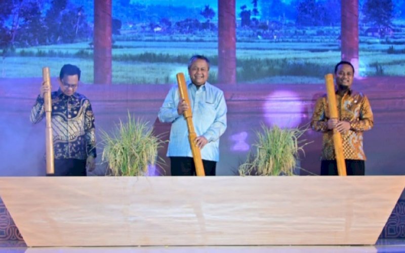 KICK OFF. Gubernur Bank Indonesia Perry Warjiyo (tengah) bersama Wakil Ketua Komisi XI DPR RI Amir Uskara (kiri) dan Gubernur Sulsel Andi Sudirman Sulaiman saat melakukan seremoni Kick Off Gerakan Nasional Pengendalian Inflasi Pangan (GNPIP) 2023 di Balai Prajurit Jenderal M Yusuf Makassar, Minggu (5/3/2023). foto: istimewa