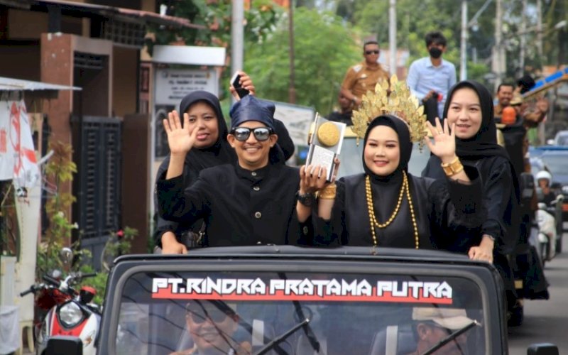 DIARAK. Piala Adipura tiba di Kabupaten Bulukumba dan langsung diarak keliling Kota Bulukumba, Senin (6/3/2023). foto: istimewa